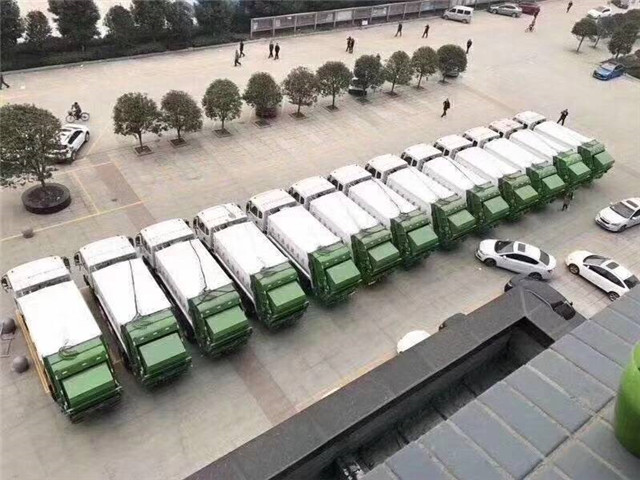 某軍港領(lǐng)導(dǎo)蒞臨我公司驗(yàn)收13輛軍港壓縮式垃圾車